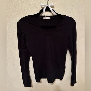 Long sleeve v-neck tank top. Super cute and casual!🖤